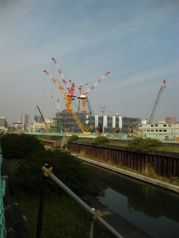 新東京タワー 建設現場を押上の京成橋近くから